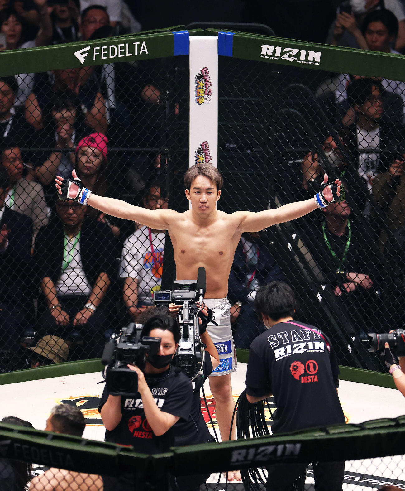 コールされ、両手を広げ会場を沸かせる朝倉未来（撮影・河田真司）
