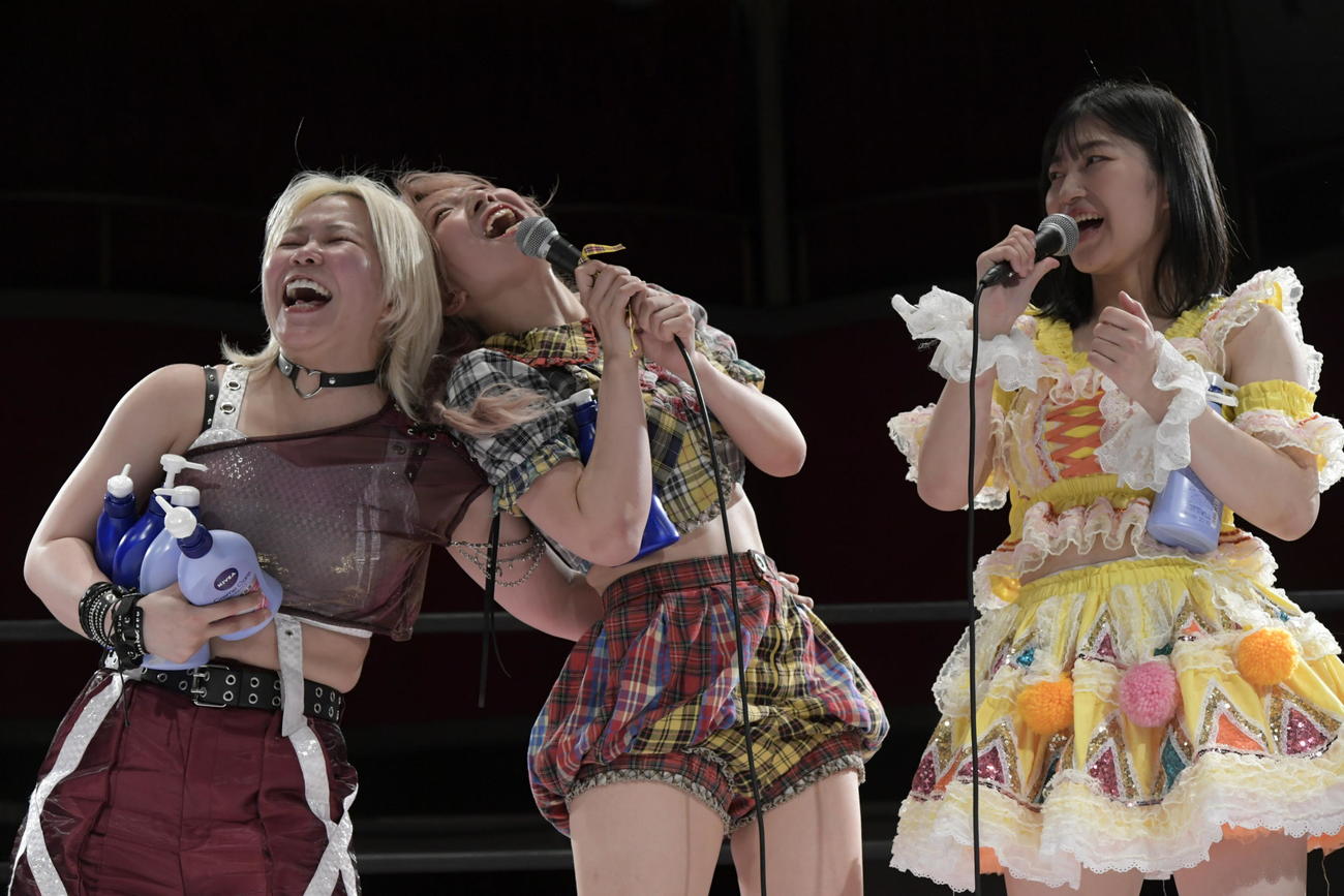 東京女子プロレス品川大会　「品川3人祭りトーナメント」で優勝し、ボディウオッシュを手に笑顔を見せる。原宿ぽむ（中央）左は愛野ユキ、右はらく（東京女子プロレス提供）