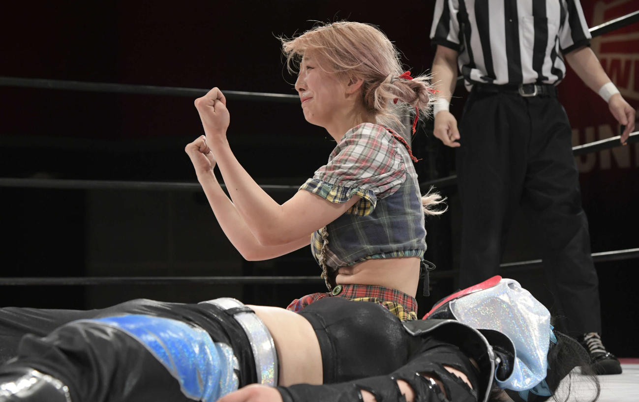 東京女子プロレス品川大会　鳥喰かや（下）から3カウントを奪い、ガッツポーズを見せる原宿ぽむ（東京女子プロレス提供）