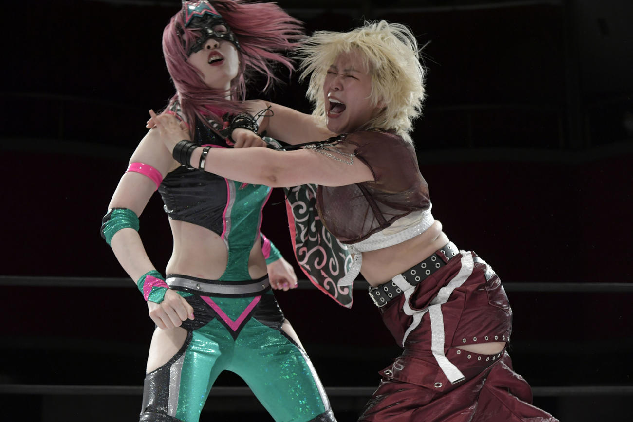 ハイパーミサオ（左）に強烈なエルボーを浴びせる愛野ユキ（東京女子プロレス提供）