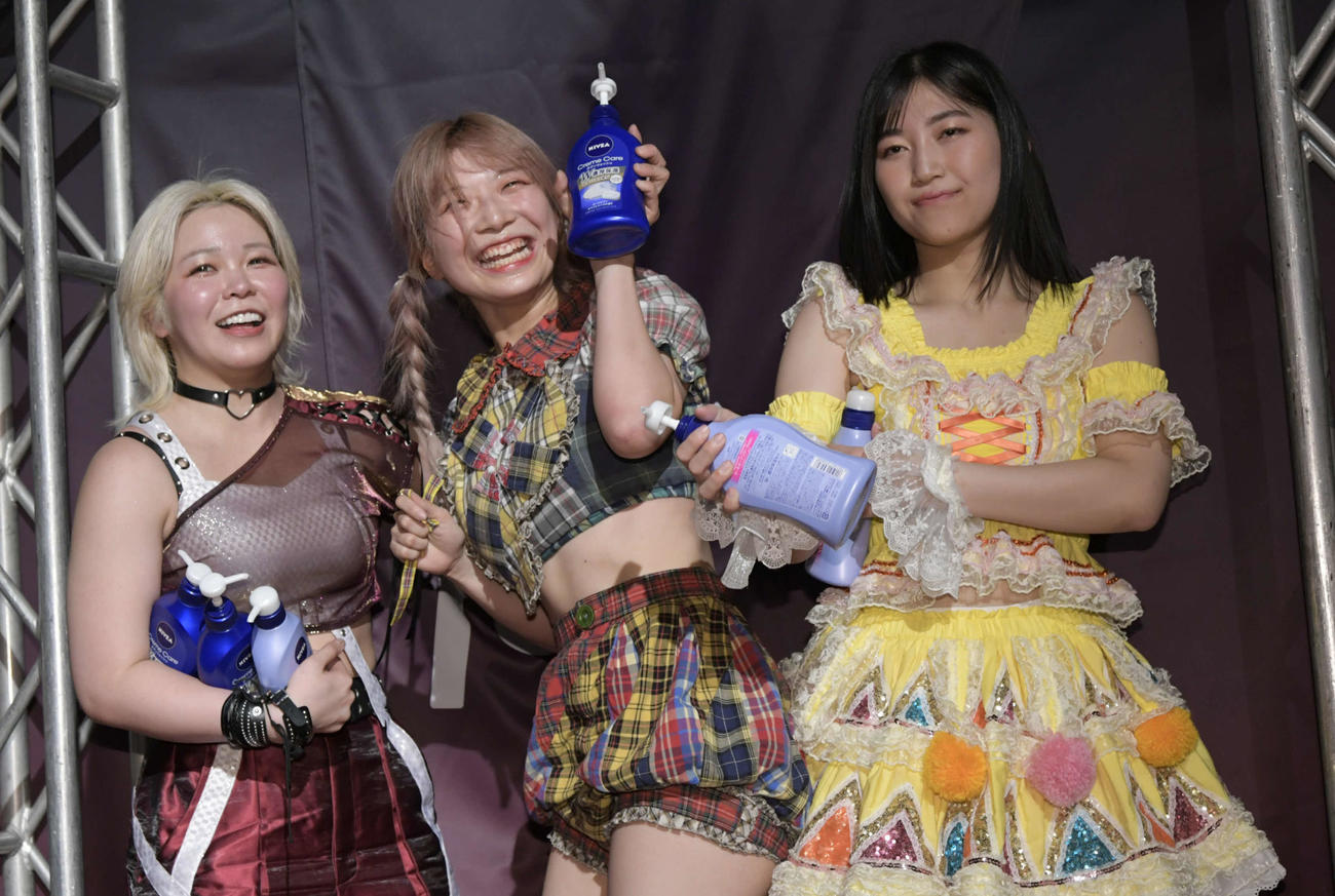東京女子プロレス品川大会　「品川3人祭りトーナメント」で優勝し、ボディウオッシュを手に笑顔を見せる。原宿ぽむ（中央）左は愛野ユキ、右はらく（東京女子プロレス提供）