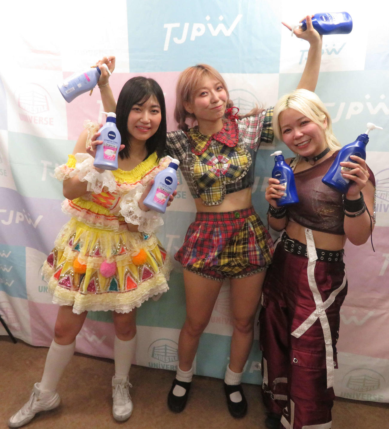 東京女子プロレス品川大会　「品川3人祭りトーナメント」で優勝し、笑顔を見せる左かららく、原宿ぽむ、愛野ユキ（撮影・松熊洋介）