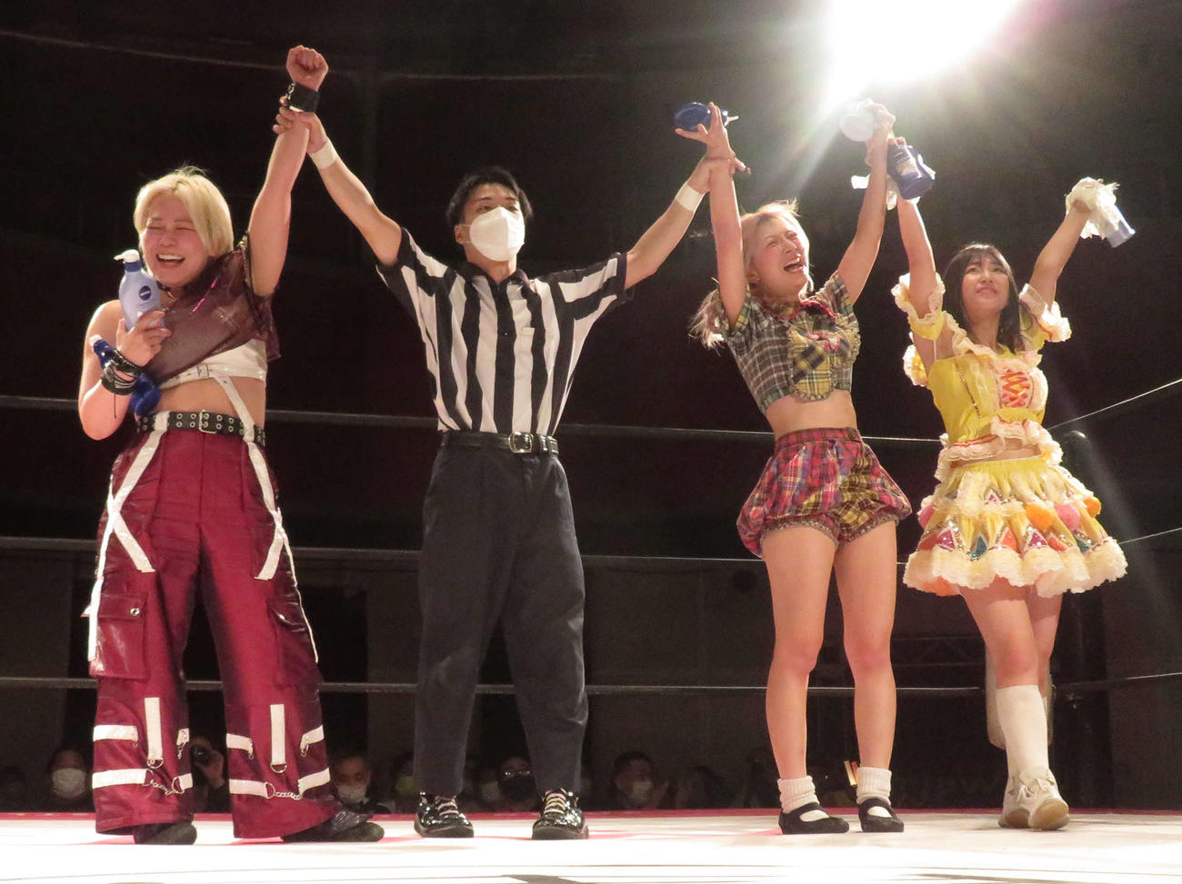 東京女子プロレス品川大会　「品川3人祭りトーナメント」で優勝した左から愛野ユキ、1人おいて原宿ぽむ、らく（撮影・松熊洋介）