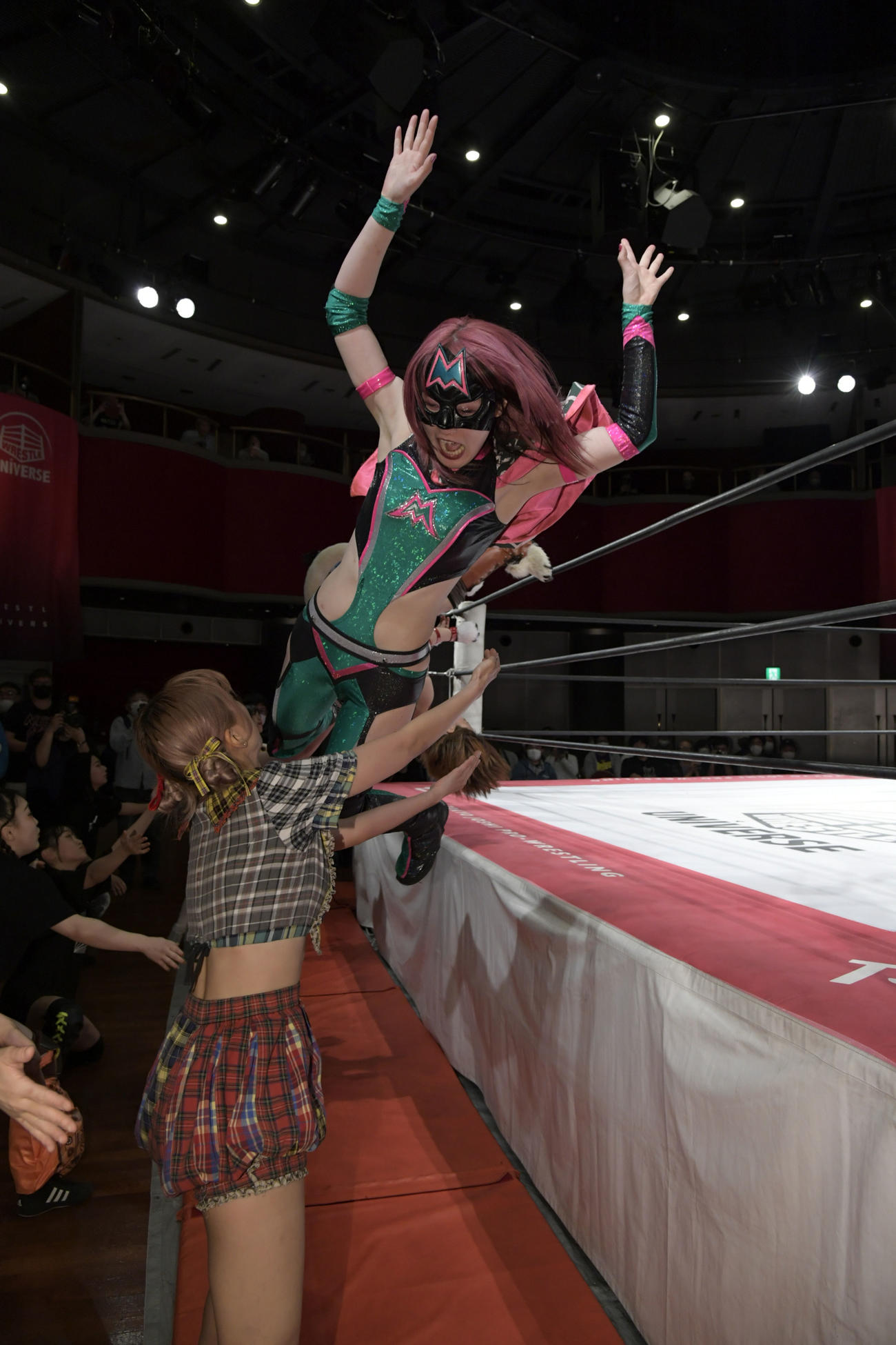 場外でハイパーミサヲのボディプレスを受ける原宿ぽむ（東京女子プロレス提供）