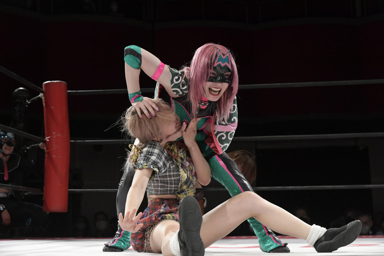 ハイパーミサオに首を攻められる原宿ぽむ（東京女子プロレス提供）