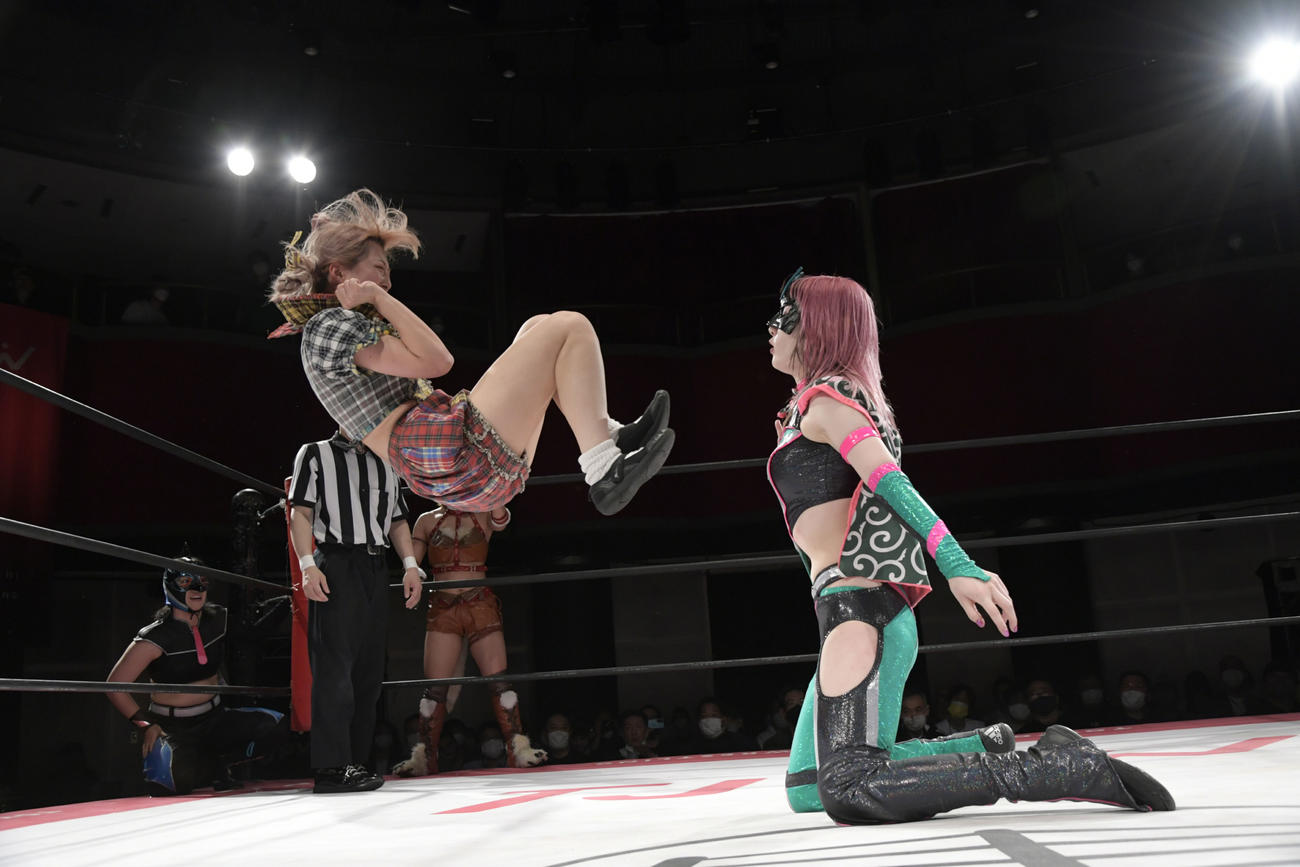 原宿ぽむ（左）のドロップキックを受けるハイパーミサオ（東京女子プロレス提供）