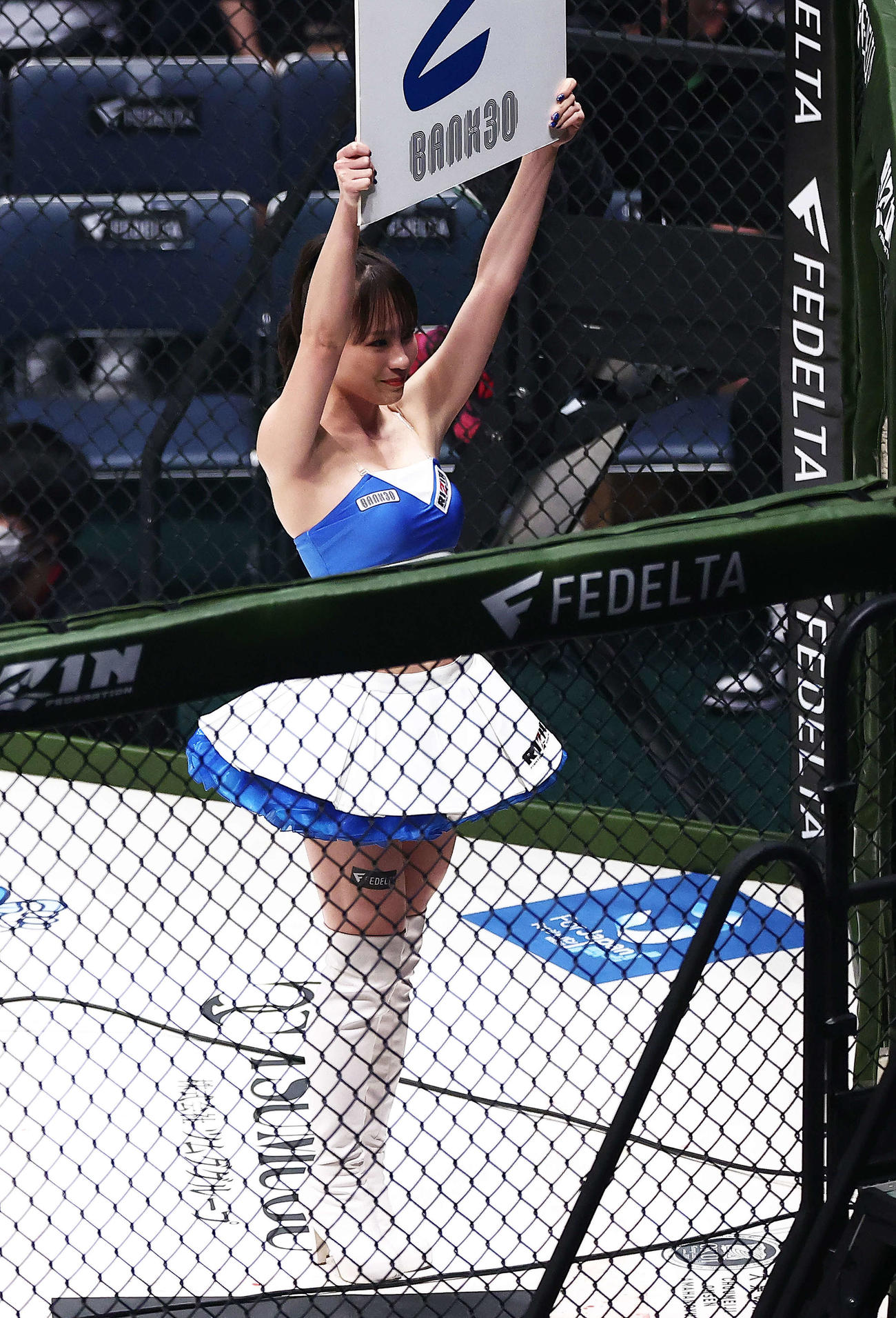 リングを彩るRIZINガールの加奈（撮影・河田真司）