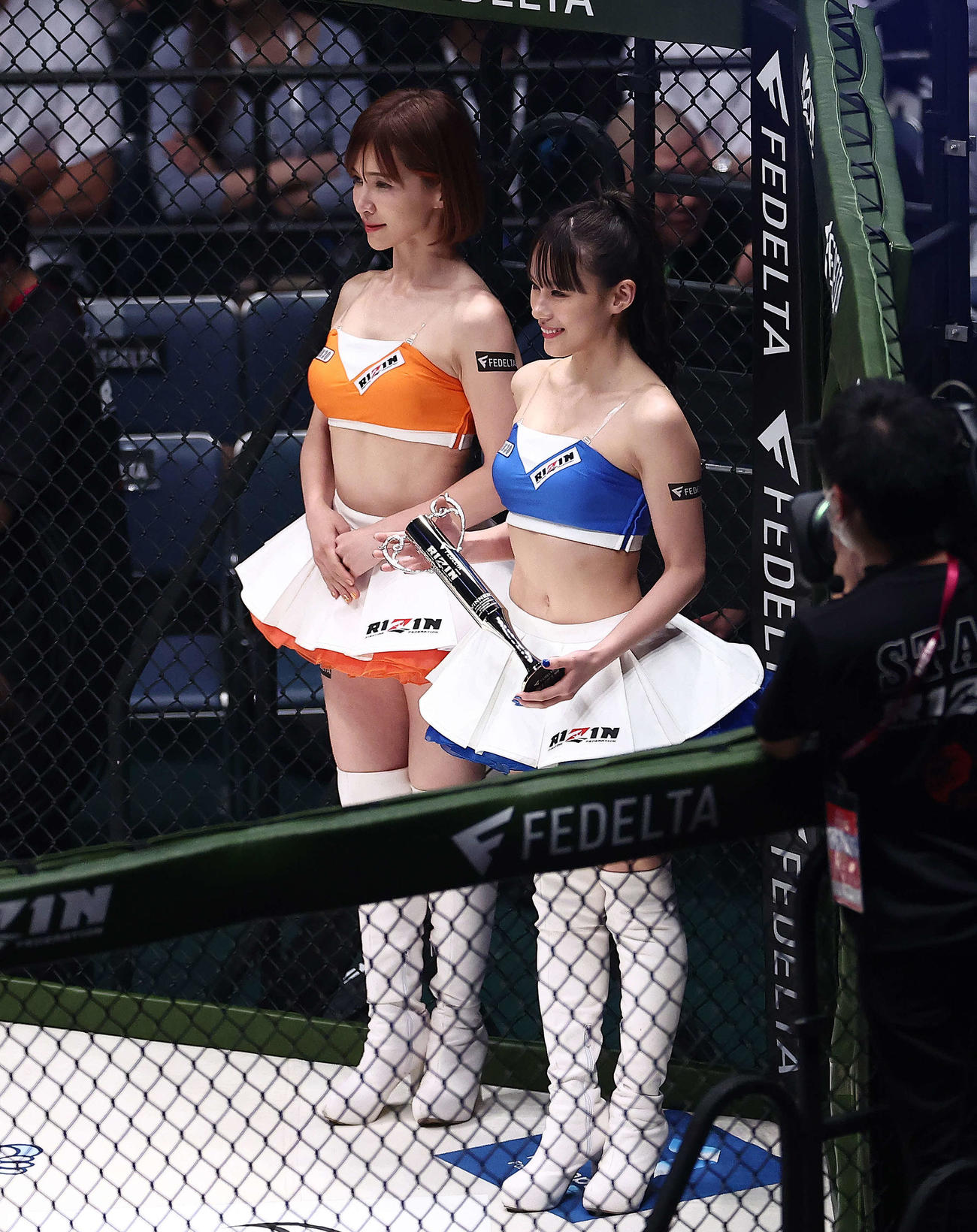 リングを彩るRIZINガールのあきぴ（左）と加奈（撮影・河田真司）