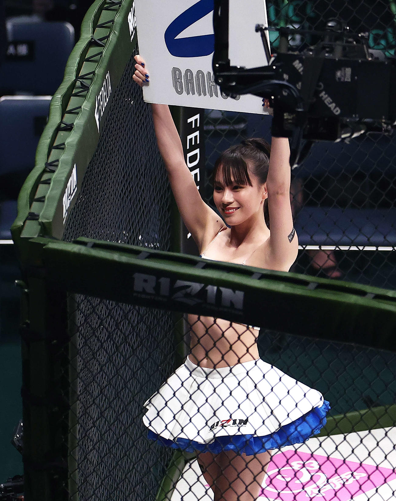リングを彩るRIZINガールの加奈（撮影・河田真司）