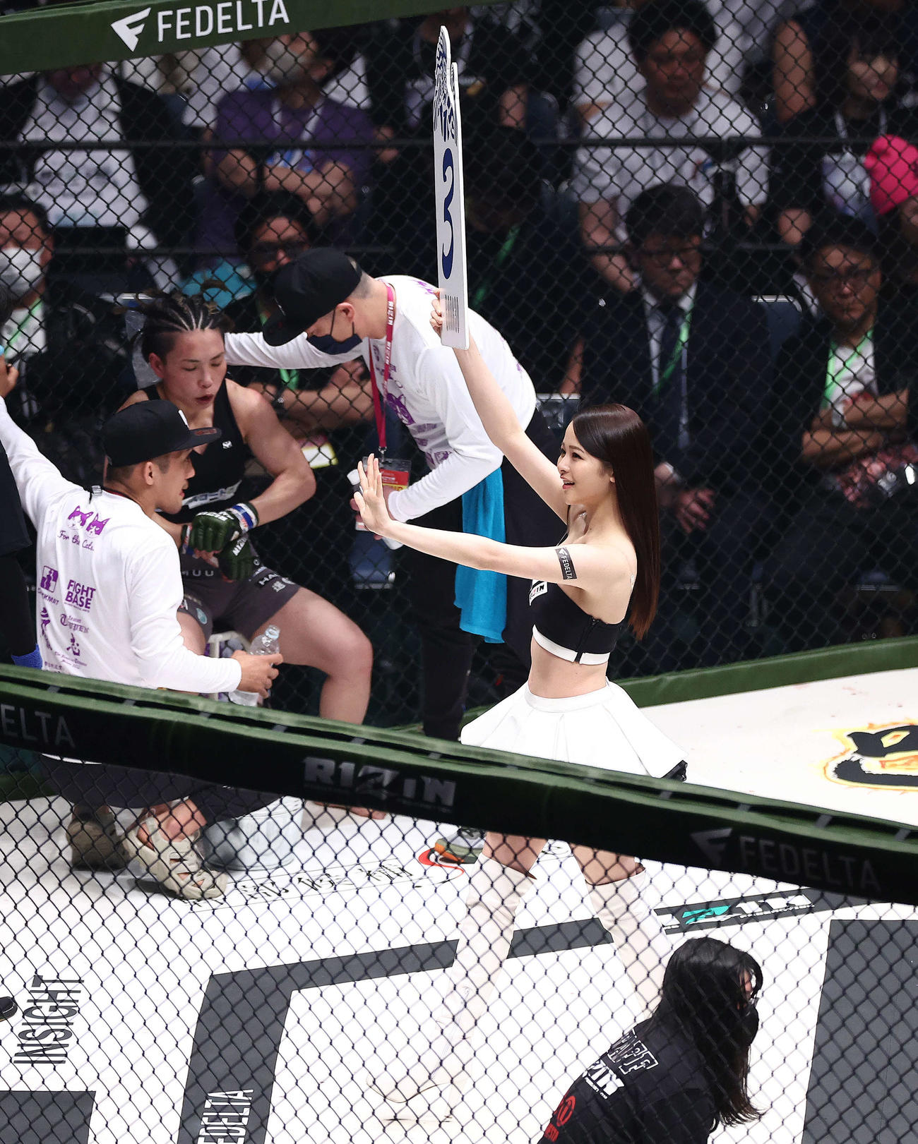 リングを彩るRIZINガールの沢田実架（撮影・河田真司）