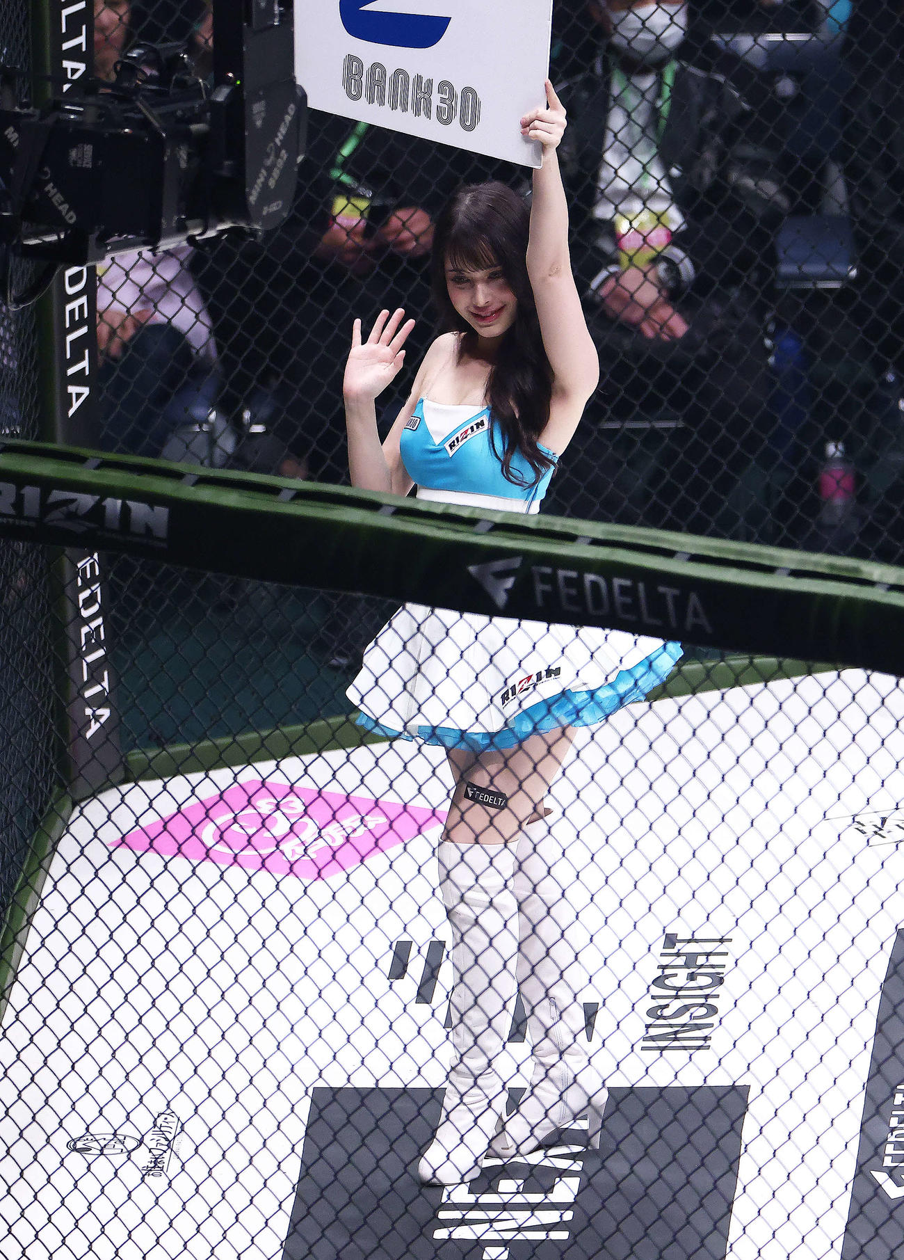 リングを彩るRIZINガールのキャシー（撮影・河田真司）