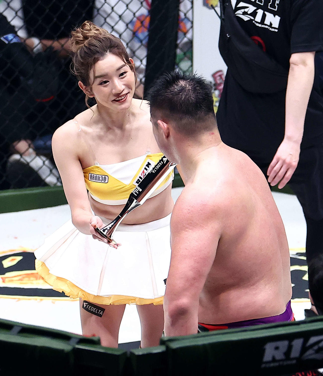 勝利したスダリオ剛（右）にトロフィーを手渡すRIZINガールの山口梓（撮影・河田真司）