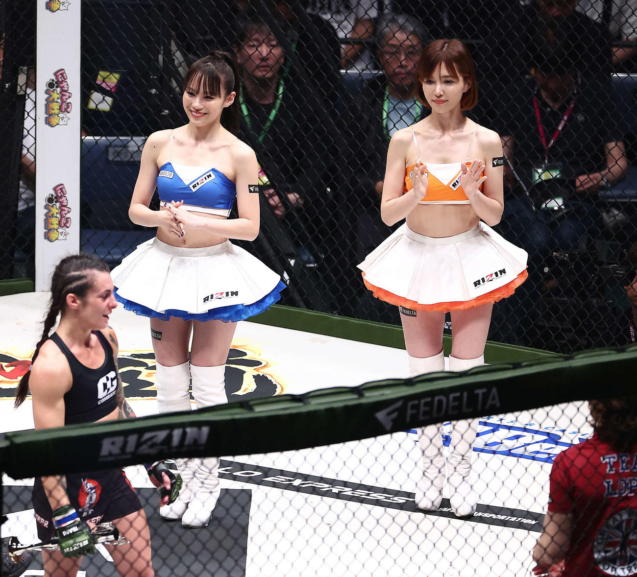 RENAに勝利したクレア・ロペス（左）に拍手を送るRIZINガール（撮影・河田真司）