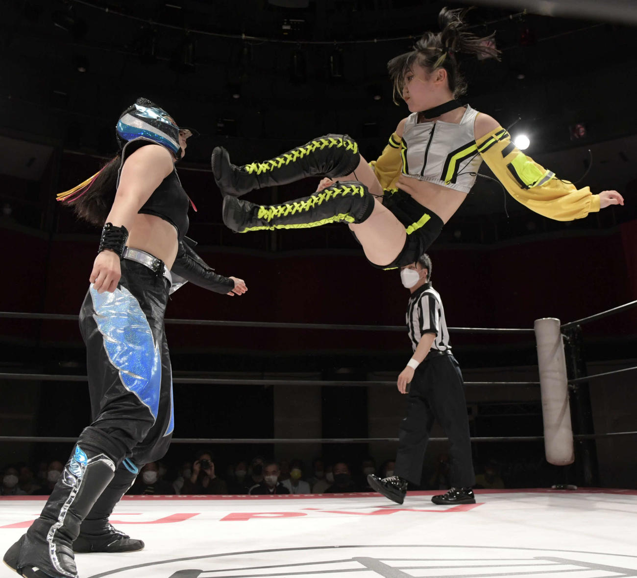 東京女子プロレス品川大会　鳥喰かやにドロップキックを浴びせる鈴芽（東京女子プロレス提供）