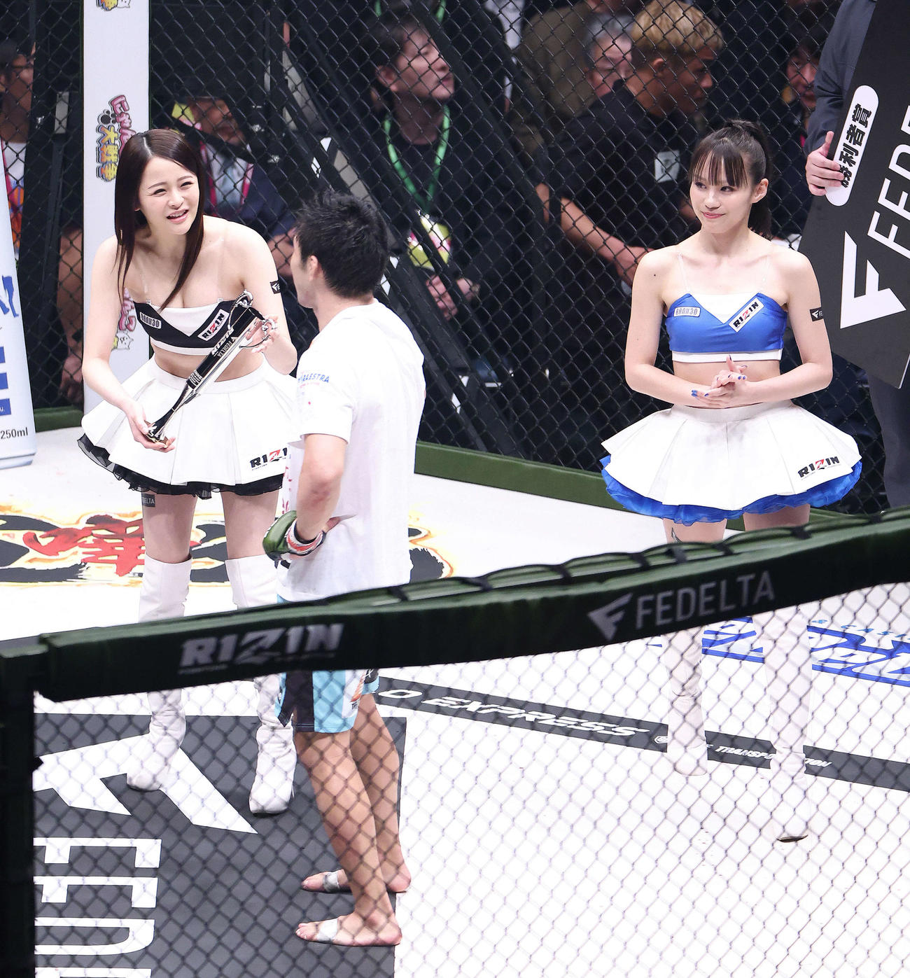 平本蓮に判定勝利し、RIZINガールからトロフィーを受け取る斎藤裕（撮影・河田真司）