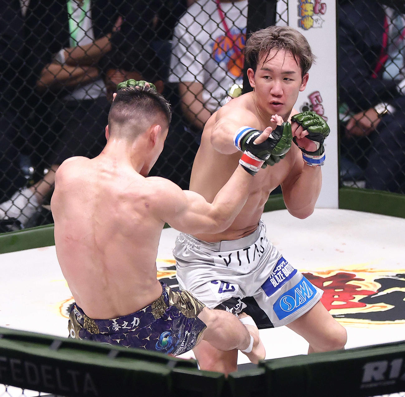3回、牛久絢太郎（左）を攻める朝倉未来（撮影・河田真司）