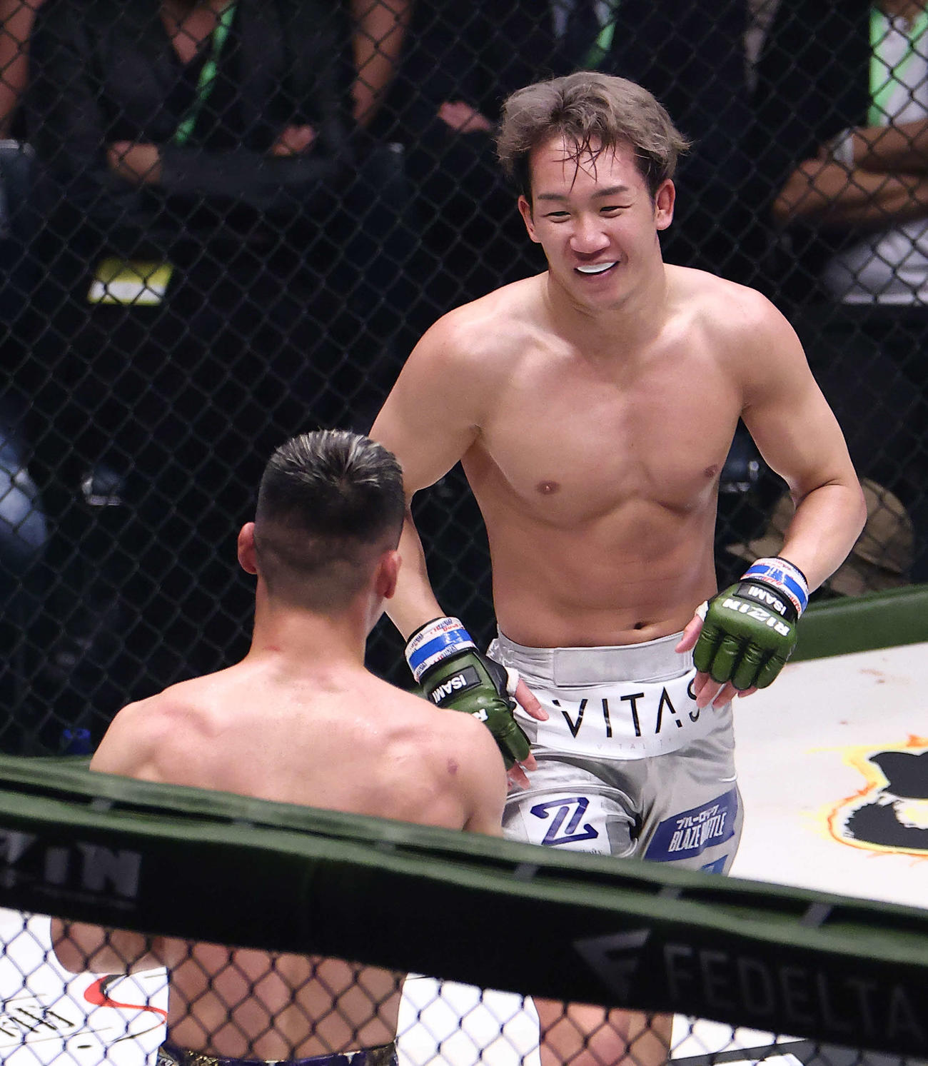 3回、牛久絢太郎（手前）との打ち合いで笑みを浮かべる朝倉未来（撮影・河田真司）
