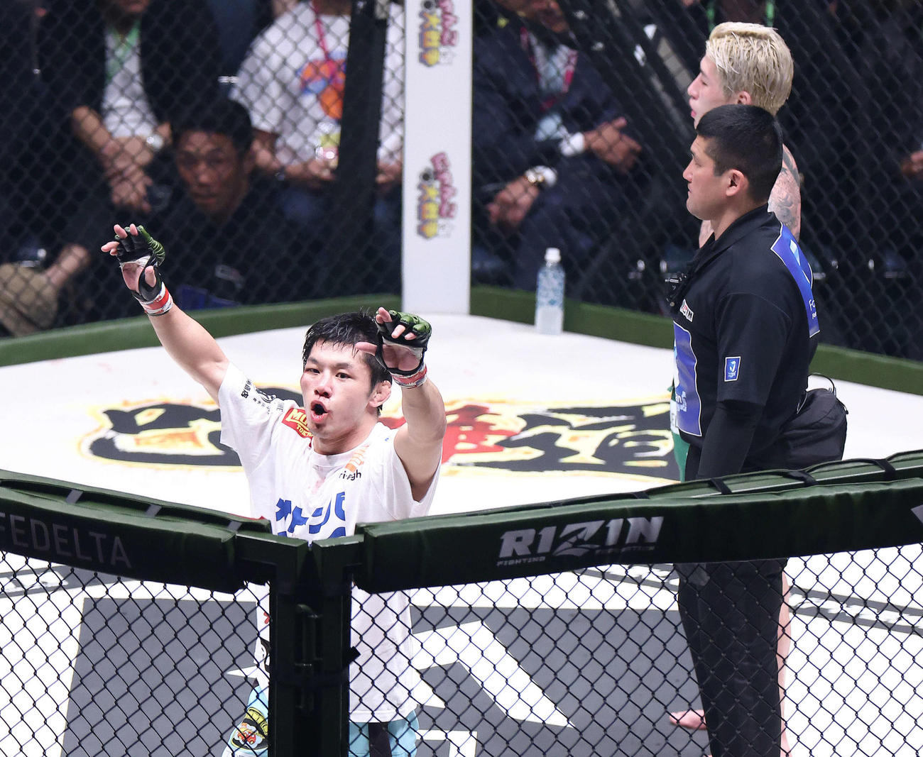 平本蓮（奥）に判定勝ちし、両手を掲げる斎藤裕