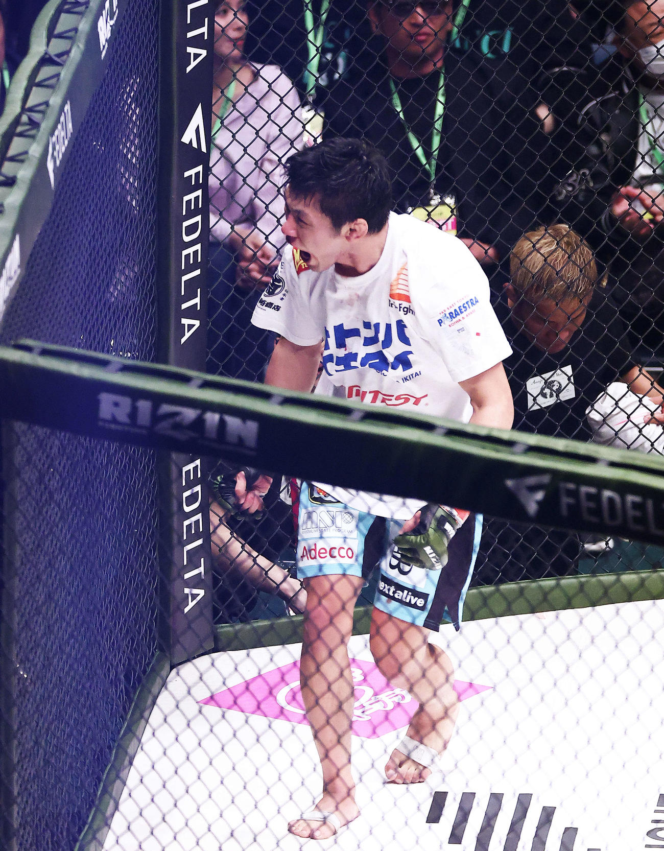 平本に判定勝利し、雄たけびを上げる斎藤