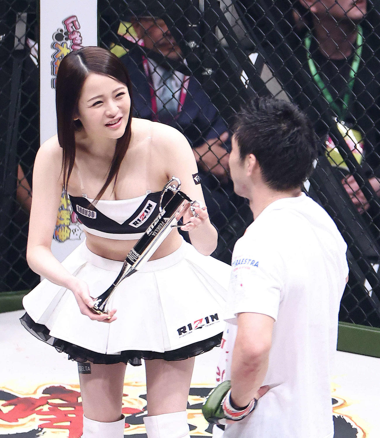 平本蓮に判定勝利し、RIZINガールからトロフィーを受け取る斎藤裕（撮影・河田真司）