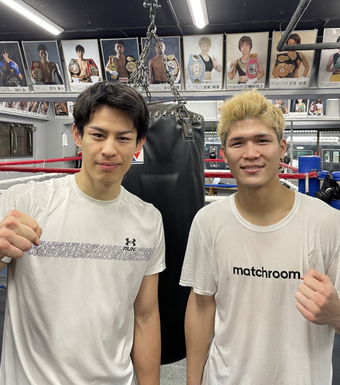 昨年12月、ワタナベジムへの出稽古を打ち上げた力石（左）はスパーリングした日本ライト級王者宇津木とポーズを決める（力石選手提供）
