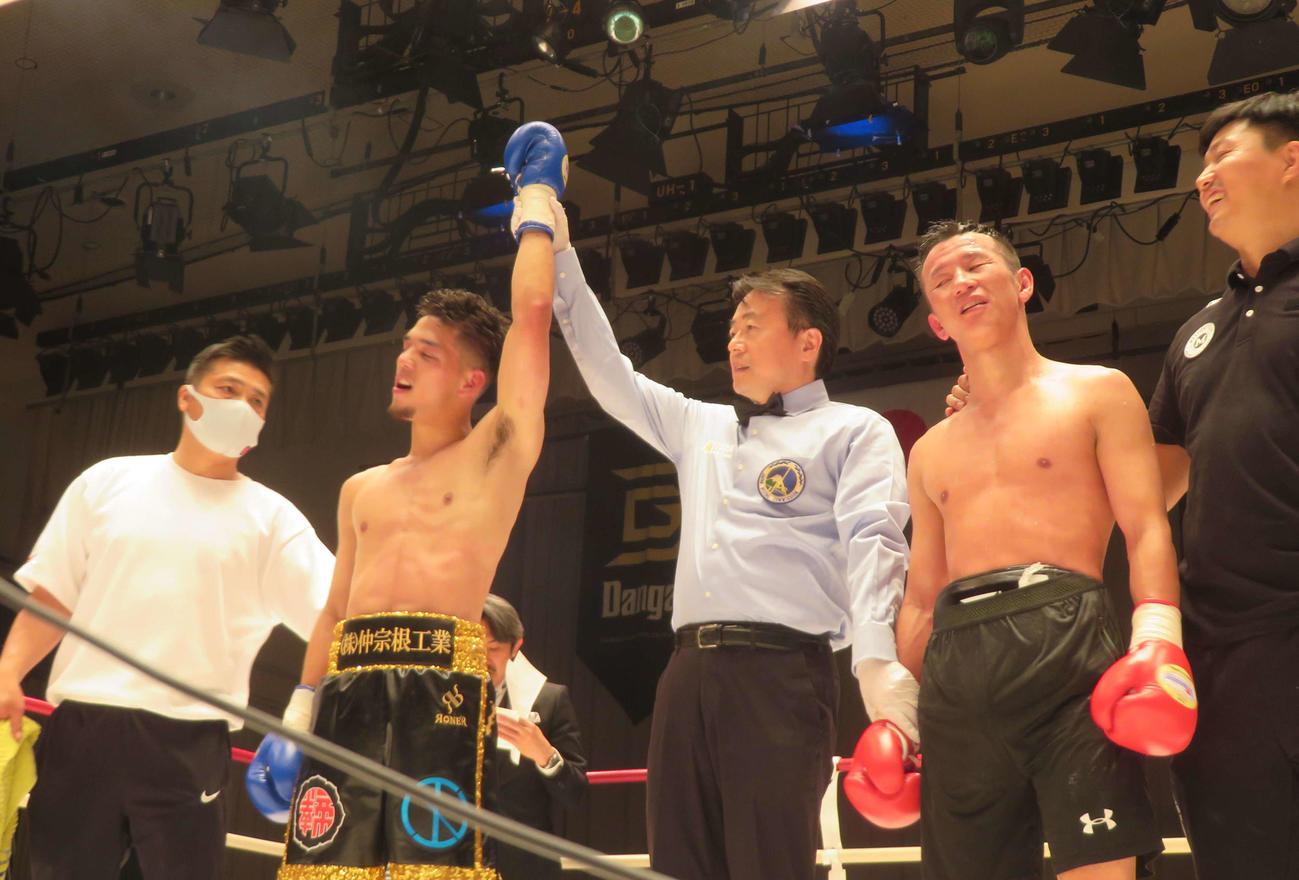 A級初戦で判定勝利し、勝ち名乗りを受ける山口臣馬（左から2番目）