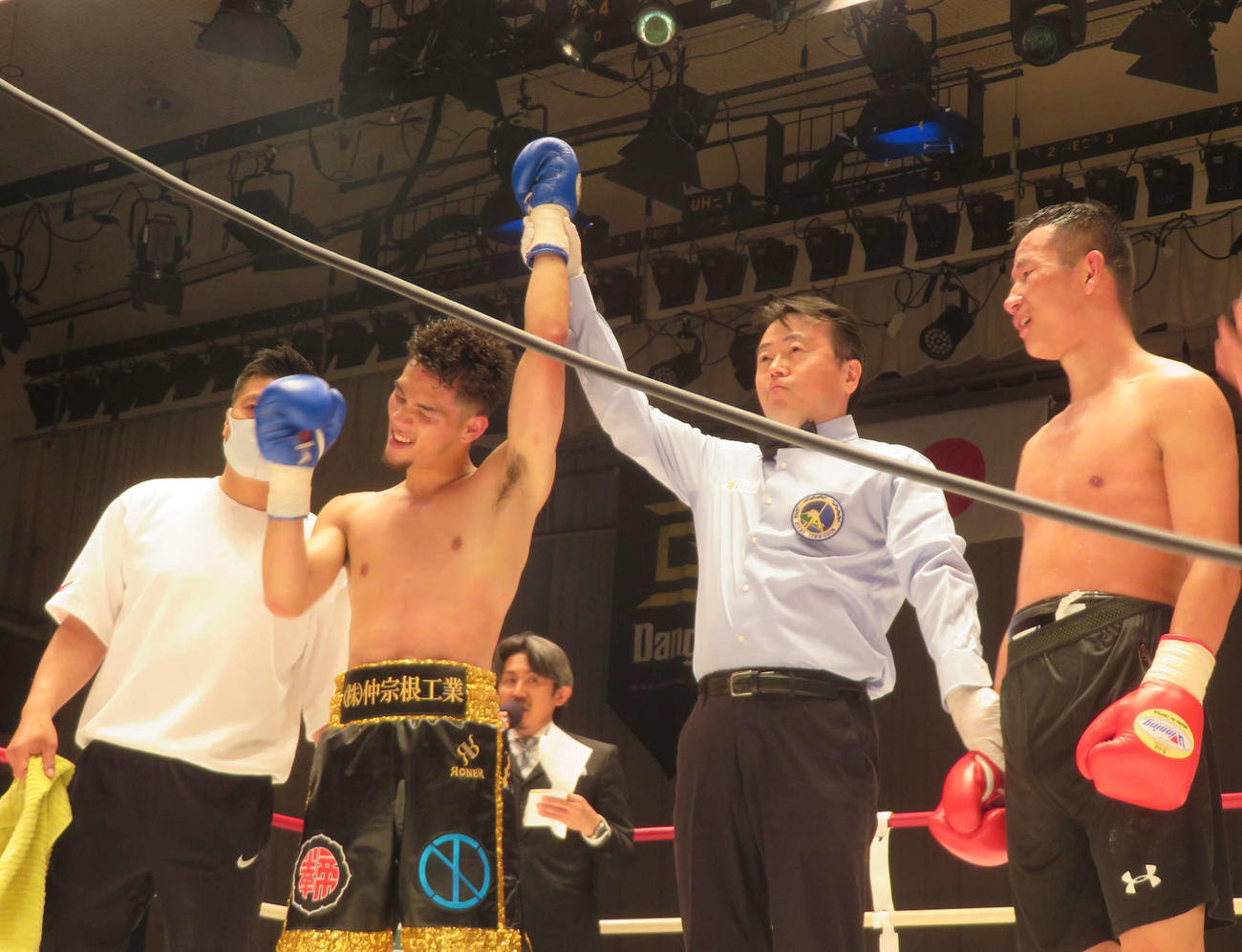 A級初戦を制し、勝ち名乗りを受けた山口臣馬（左から2番目）