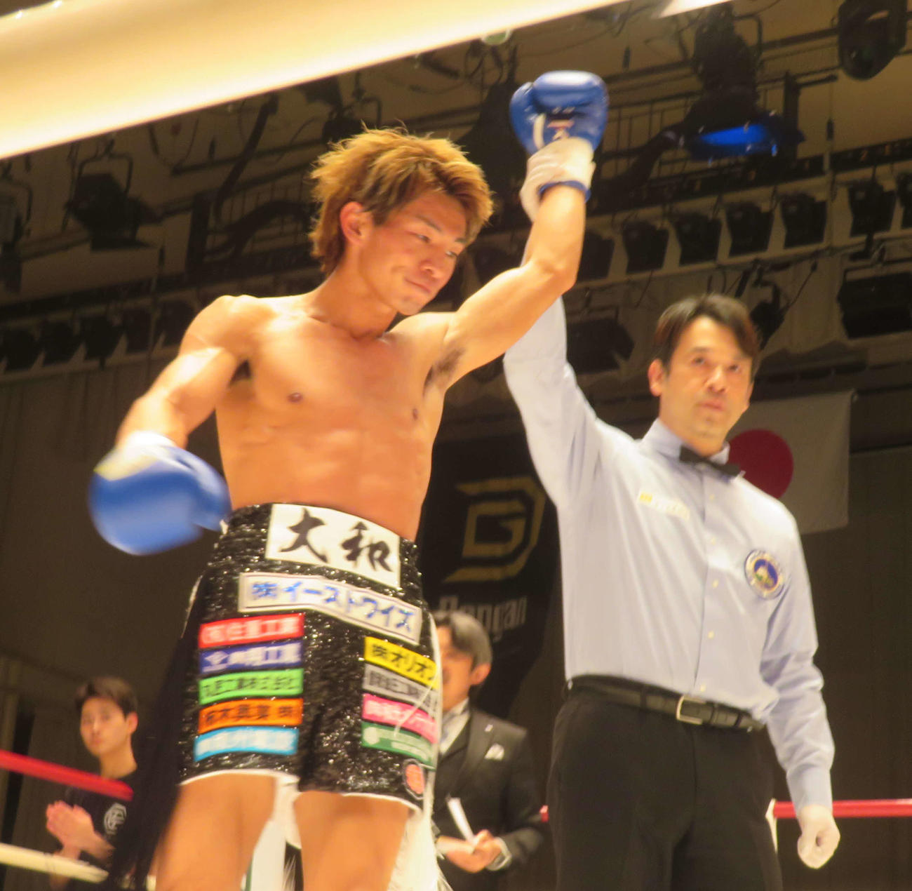 再起戦をKO勝利で飾り、勝ち名乗りを受ける日本スーパーフェザー級4位の波田大和（左）