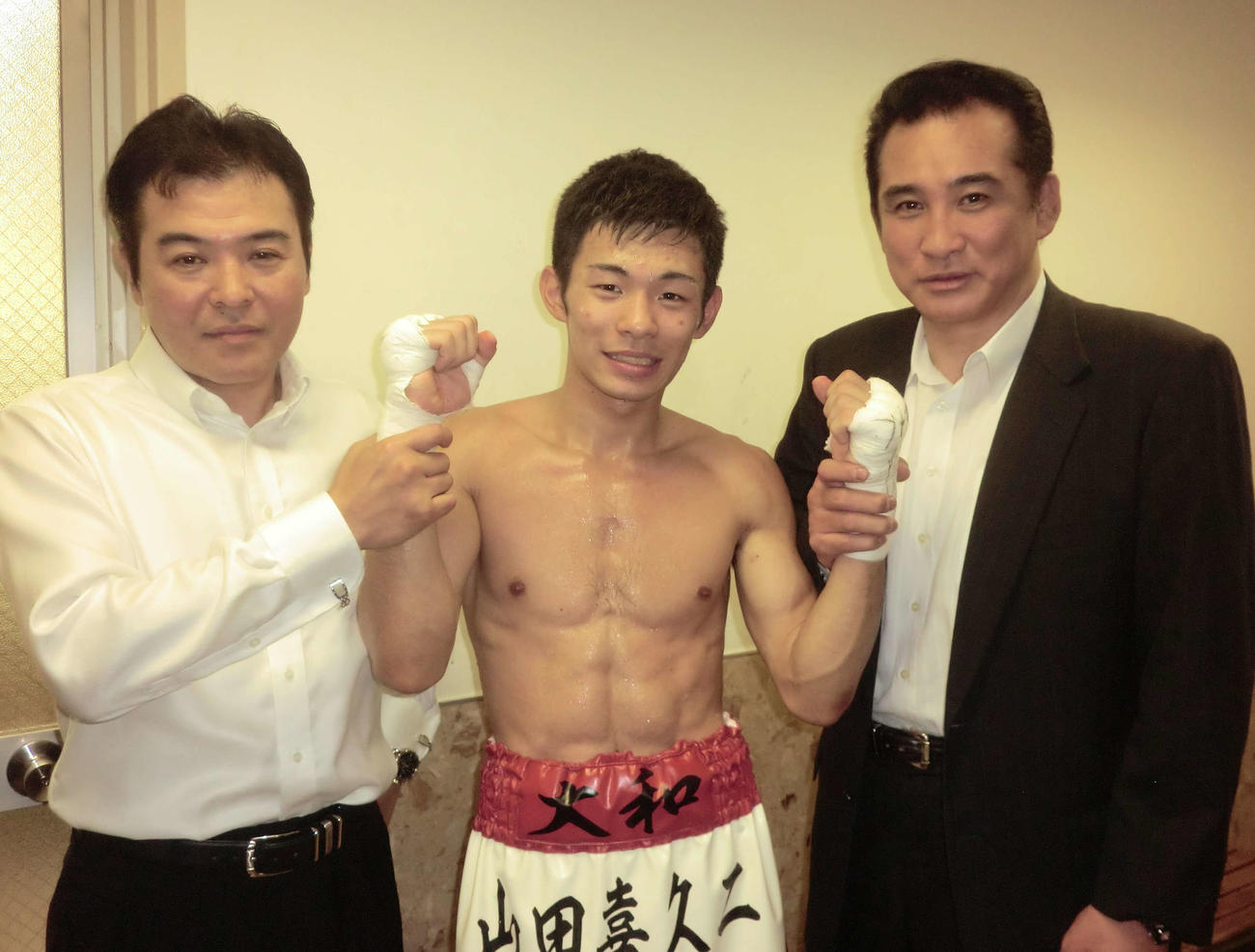 波田大和（中央）。左は父で行司の木村寿之介、右は伯父の元小結旭道山（2015年10月3日撮影）