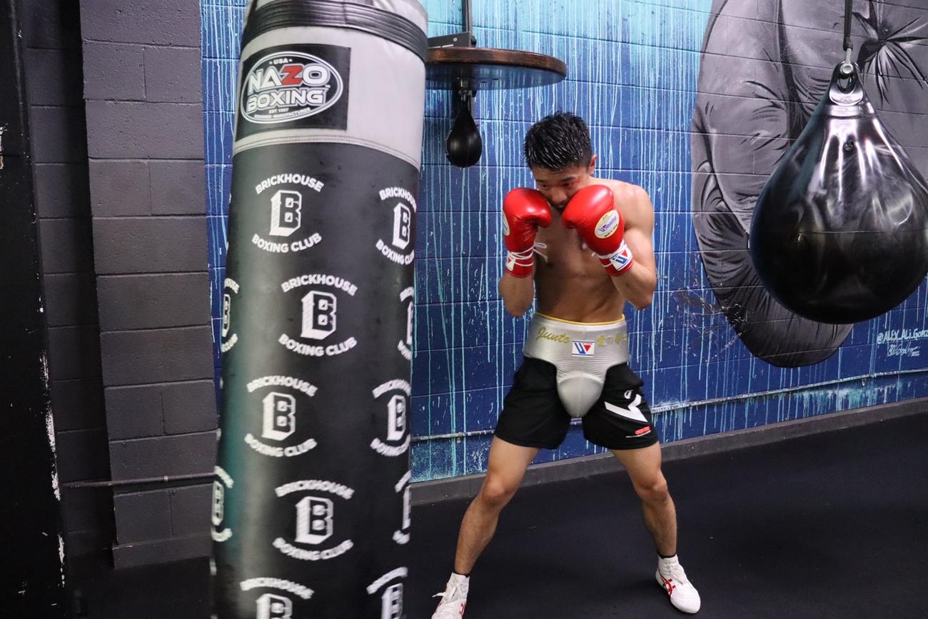 サンドバッグを打つWBO世界スーパーフライ級1位中谷潤人（M・Tジム提供）