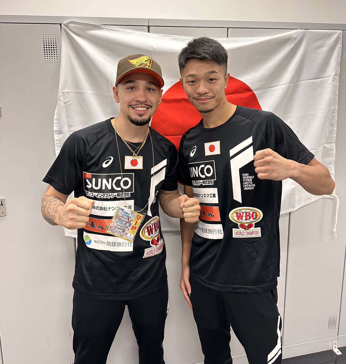 昨年11月、来日した盟友アンソニー・オラスクアガ（左）と並ぶ前WBO世界フライ級王者中谷潤人（M・Tジム提供）