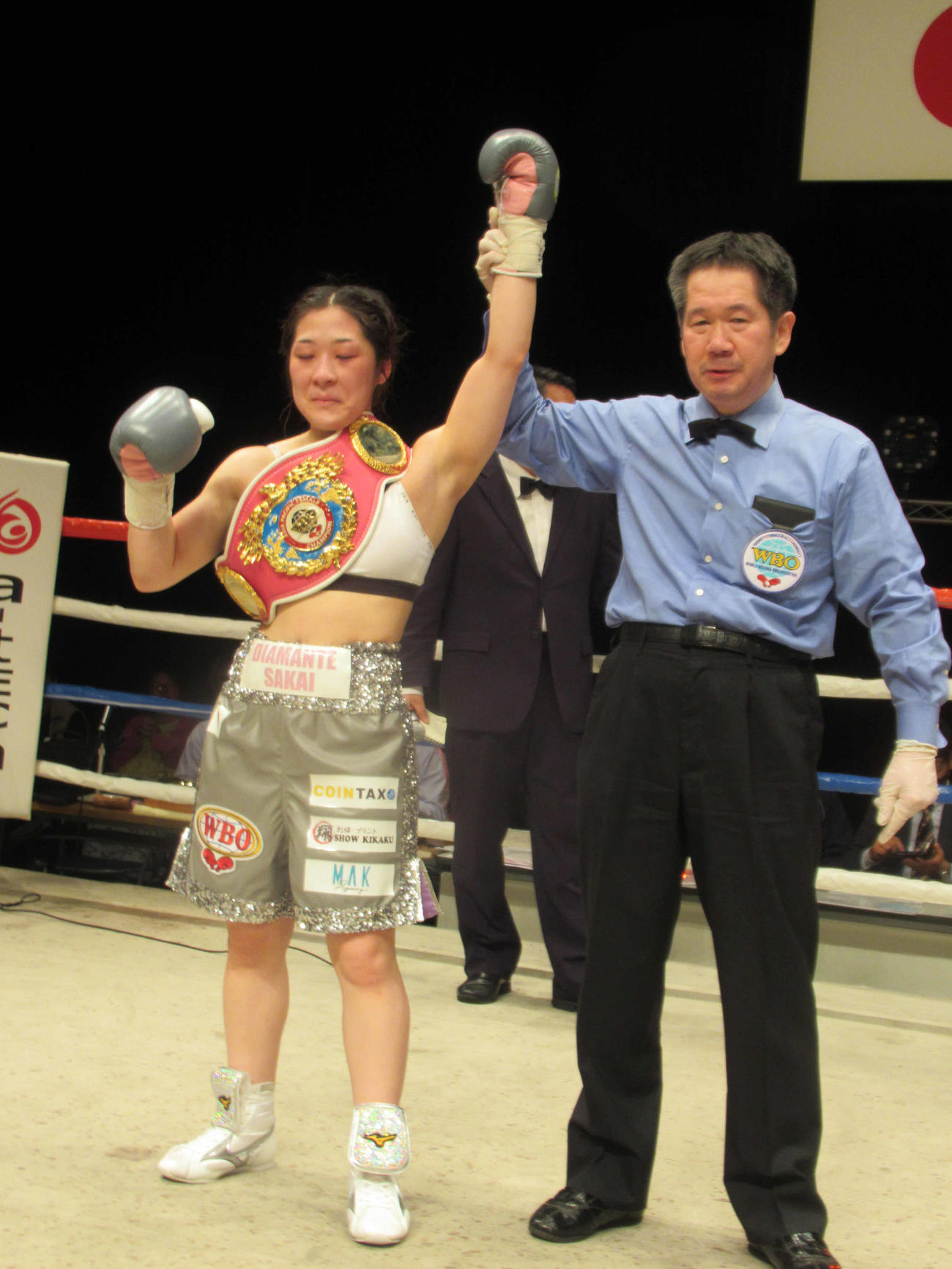 判定で初防衛を飾った吉川（左）（撮影・実藤健一）