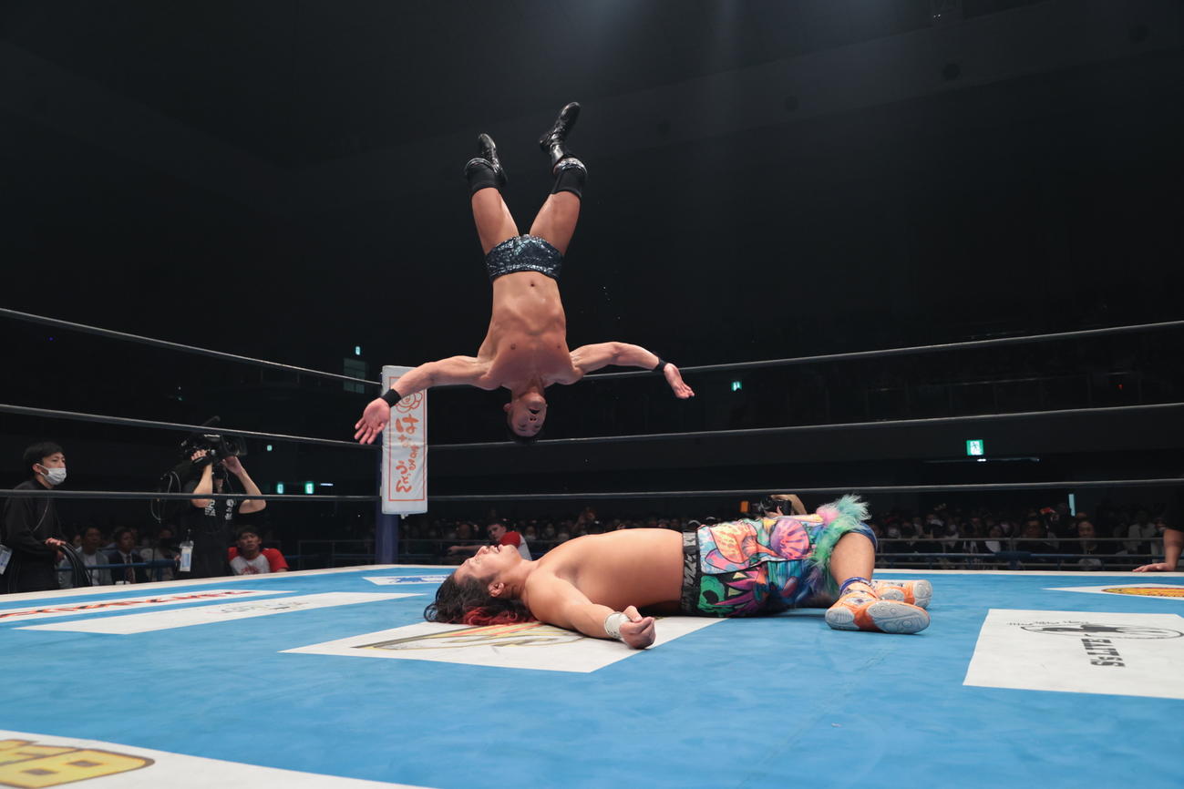 IWGP世界ヘビー級王者SANADA（上）と挑戦者の高橋ヒロム（新日本プロレス提供）