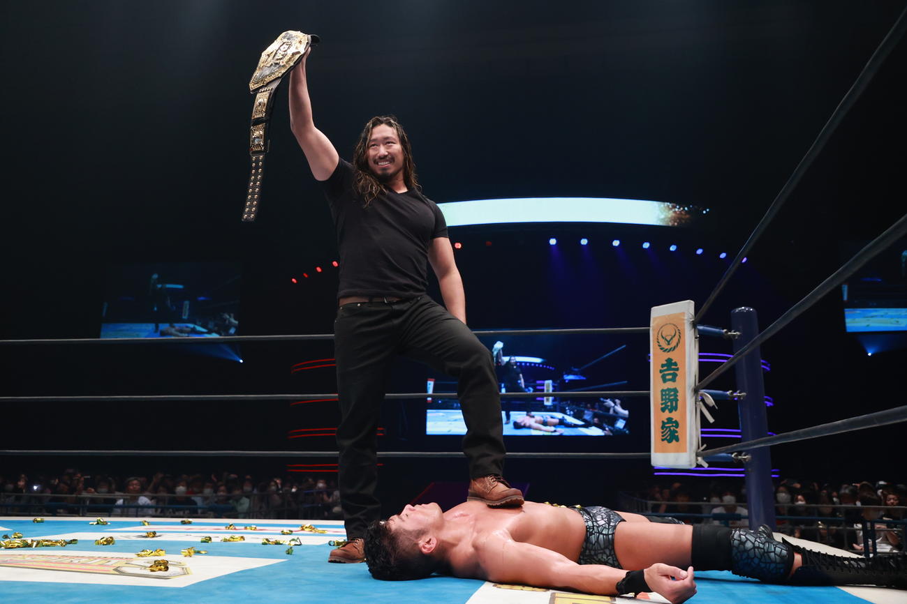 試合後に、IWGP世界ヘビー級選王者SANADAのベルトをかっさらい、踏みつける辻陽太（左）（新日本プロレス提供）