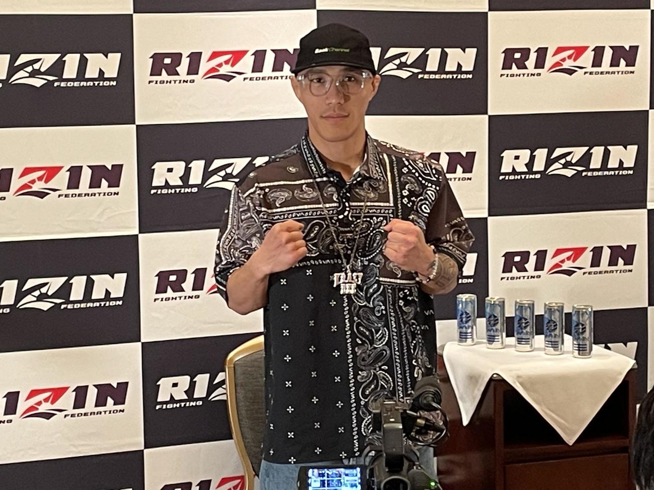 大会2日前の出場全選手のインタビューに臨んだ山本アーセン