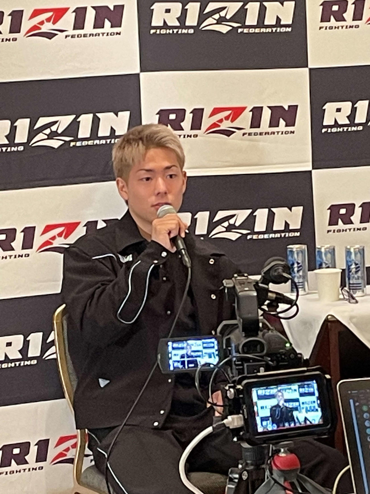 大会2日前の出場全選手のインタビューに臨んだ三浦孝太