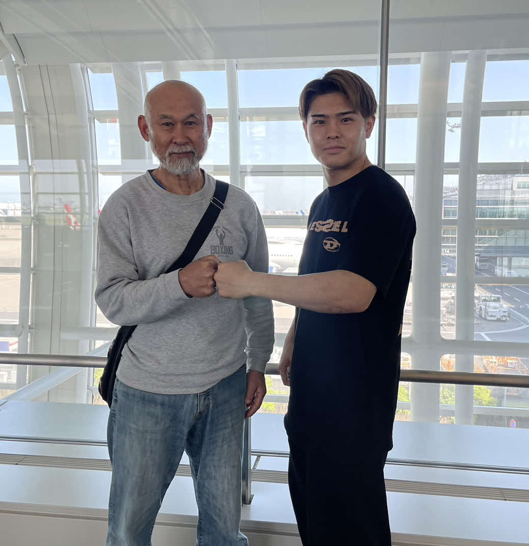 担当の中屋広隆トレーナー（左）と米国合宿に出発したWBOアジア・パシフィック・ウエルター級王者佐々木尽（八王子中屋ジム提供）
