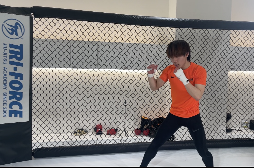 トライフォース赤坂で、デビュー戦に備えて汗を流す鈴木（本人提供）