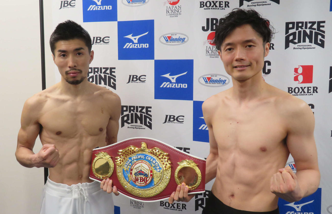 6日のWBOアジア・パシフィック・ライトフライ級王座決定戦を控え、計量クリアした同級1位山中竜也（左）と同級3位安藤教祐