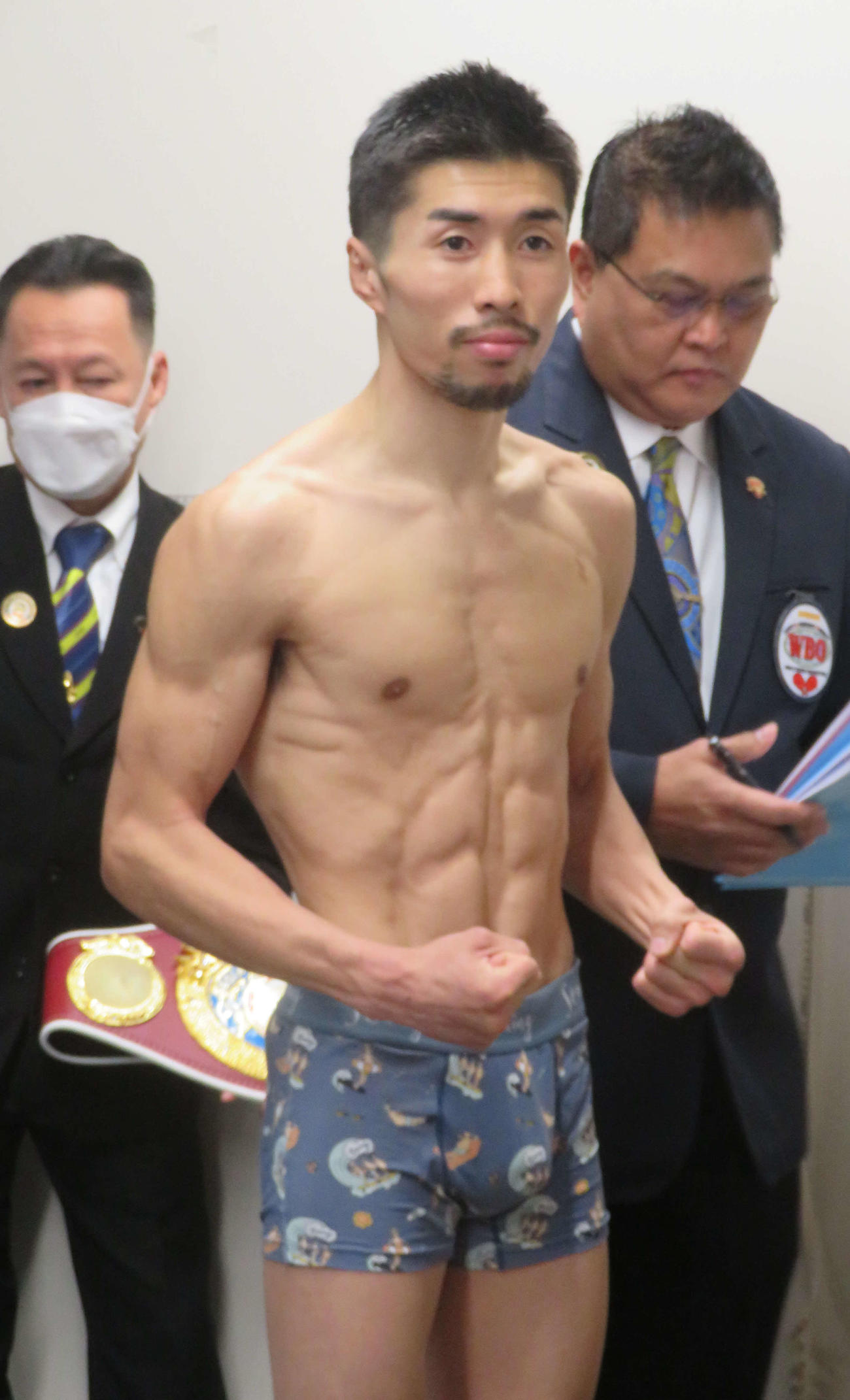 6日のWBOアジア・パシフィック・ライトフライ級王座決定戦を控え、リミットで計量クリアした同級1位の元WBO世界ミニマム級王者山中竜也（中央）