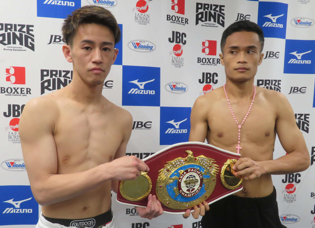 初防衛戦に向け、計量パスしたWBOアジア・パシフィック・ミニマム級王者小林豪己（左）と挑戦者の同級8位ロルラン・エコ