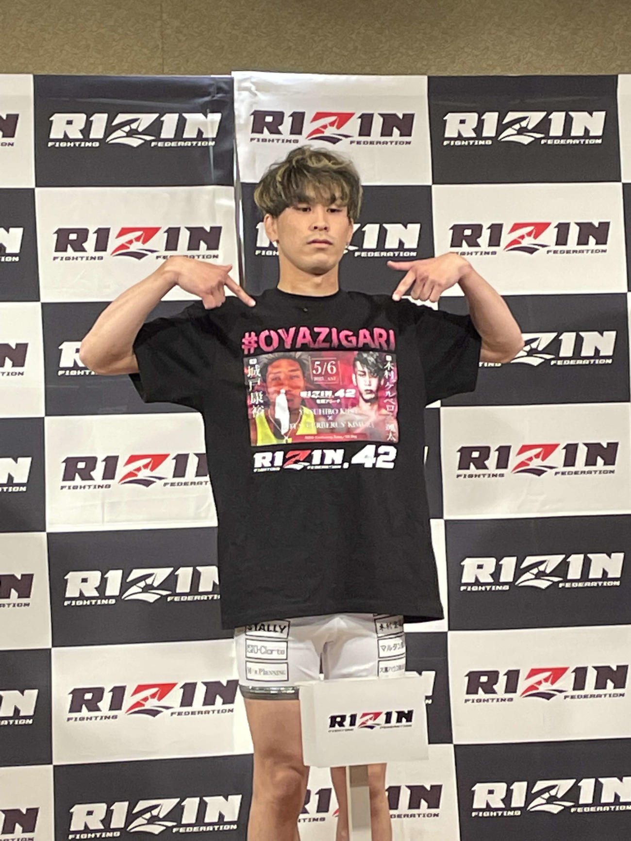 公開計量で「＃OYAZIGARI」のTシャツを着用する木村“ケルベロス”颯太