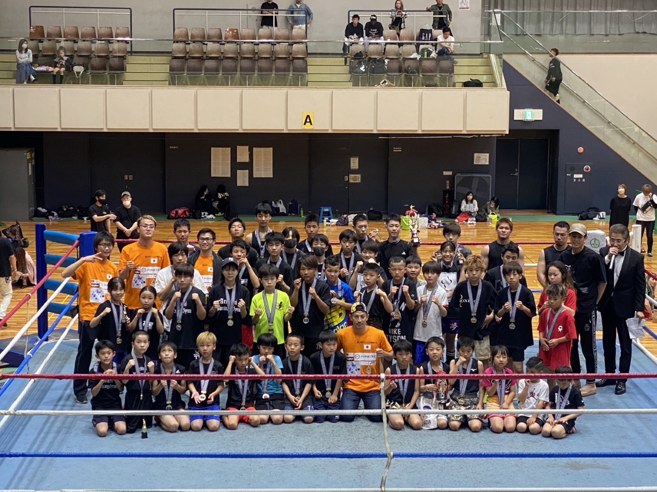 こどもの日恒例の大会を主催した矢吹（中央）と参加した子どもたち（矢吹選手提供）