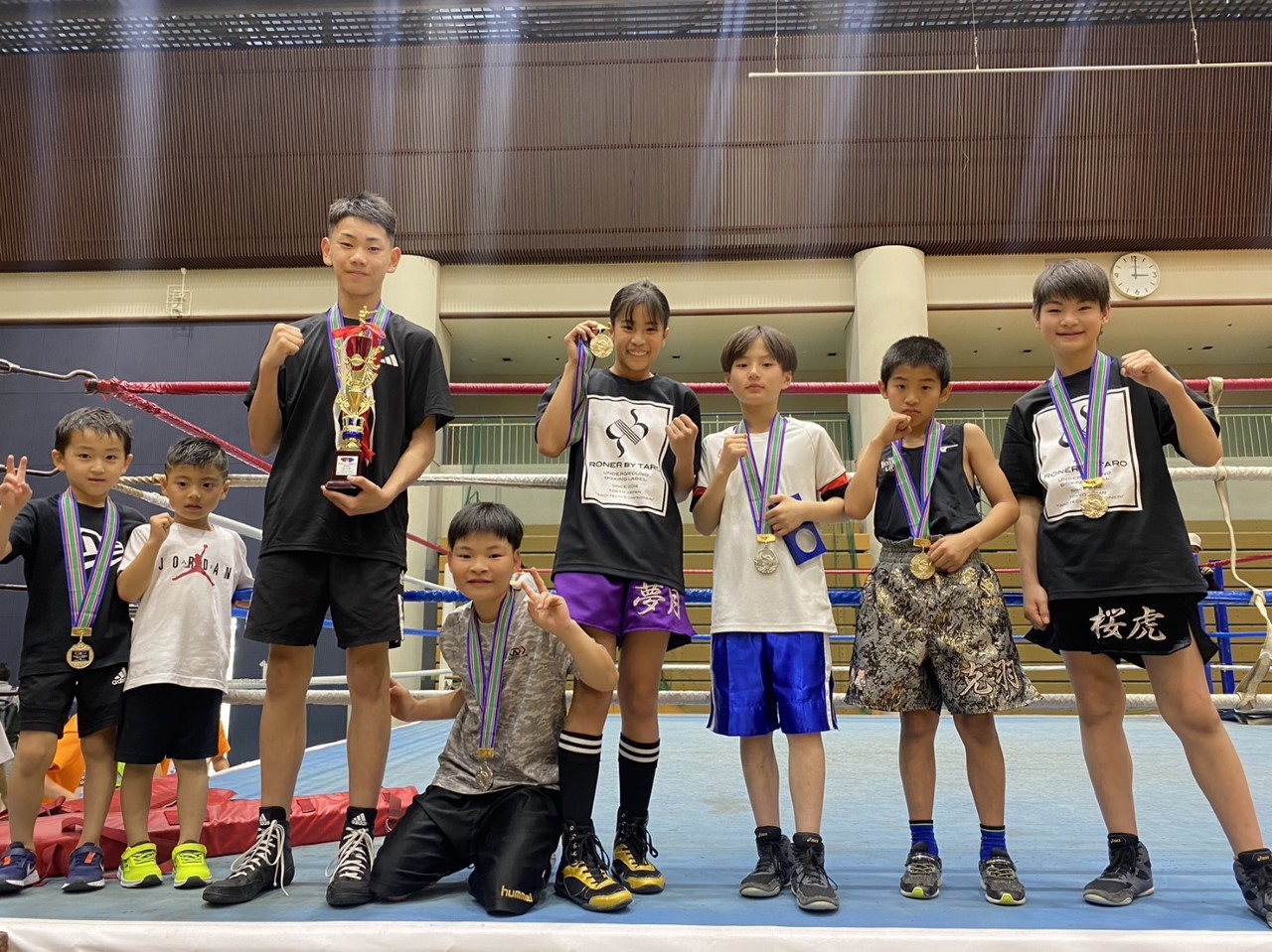 矢吹の長女夢月さん（右から4人目）と長男克羽くん（右から2人目）も参加した（矢吹選手提供）
