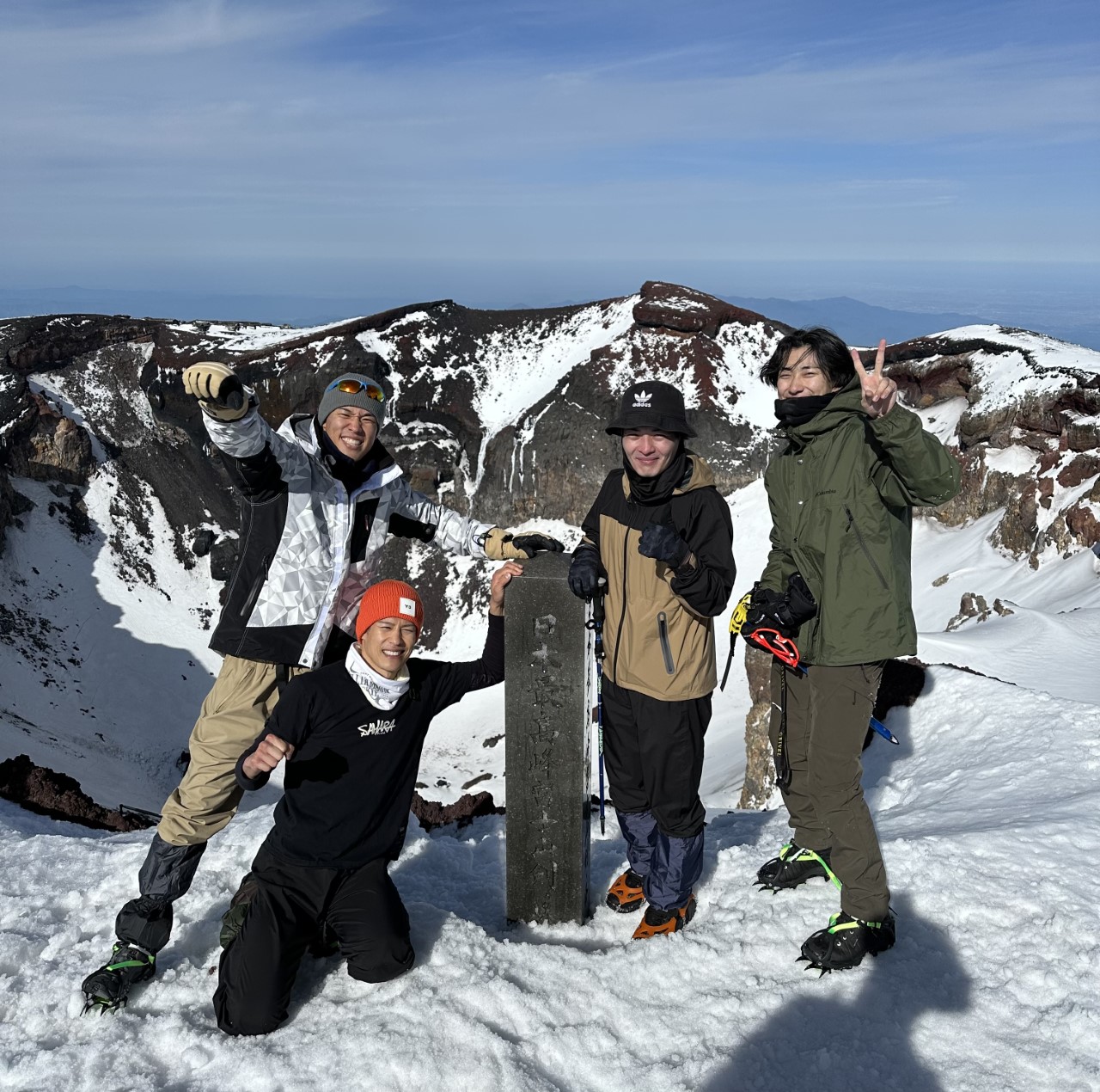 富士山の頂上を“制した”ボクシングのアジア王者力石（左）と仲間たち（力石選手提供）