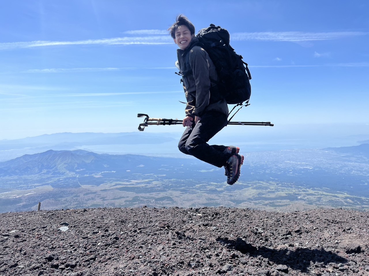 富士山登頂に挑んだボクシングのアジア王者力石はジャンプ（力石選手提供）