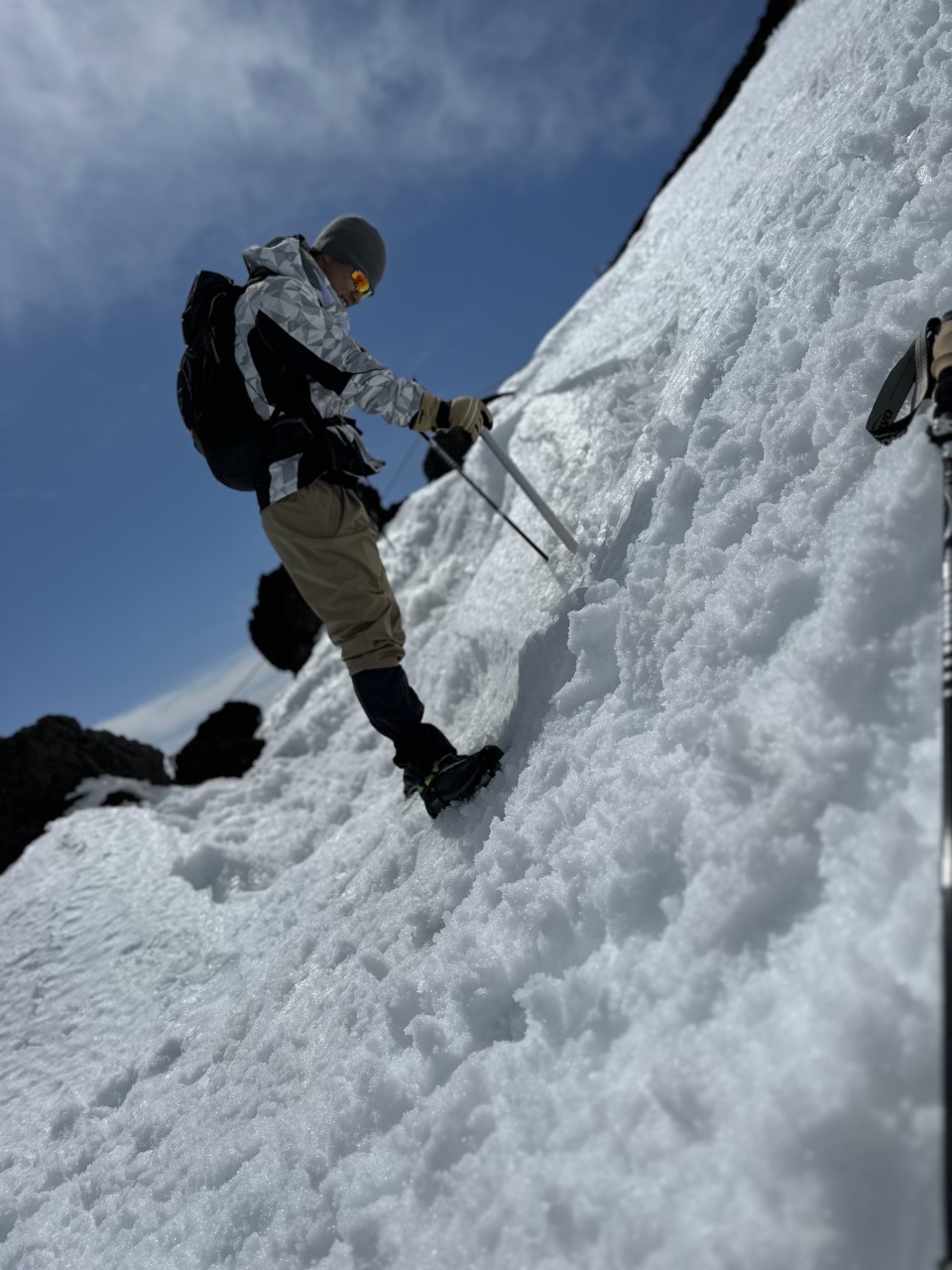 雪が残る富士山頂上に挑むボクシングのアジア王者力石（力石選手提供）