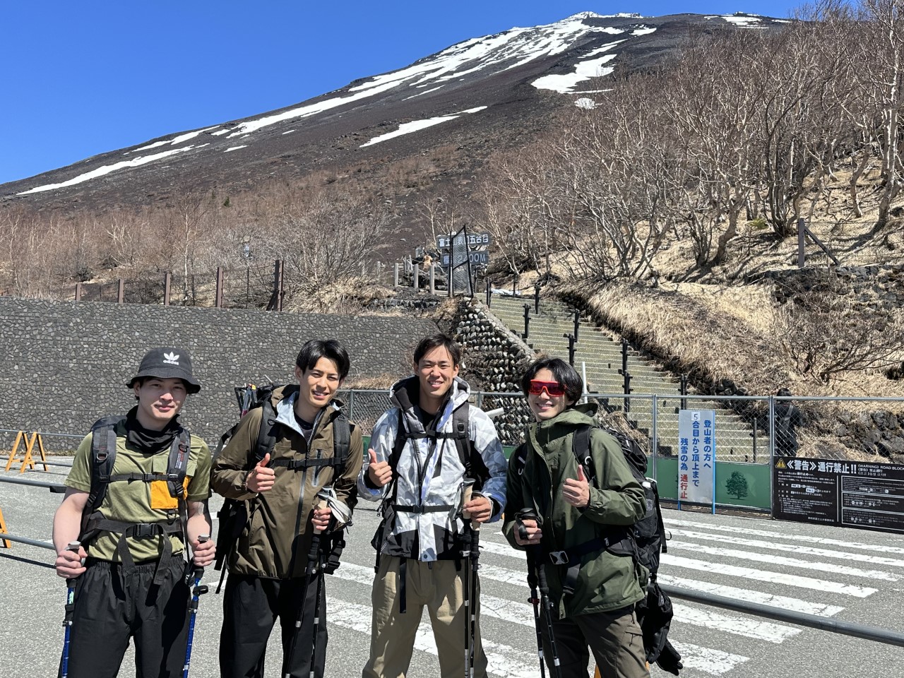 富士山登頂に挑んだボクシングのアジア王者力石（左から2人目）と仲間たち（力石選手提供）