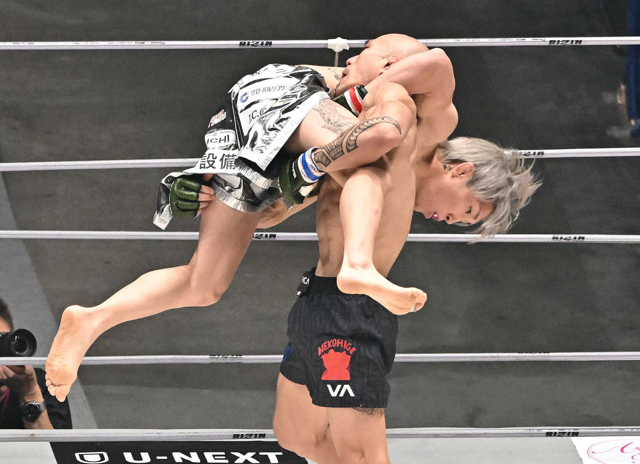 1回、山本アーセン（右）は伊藤裕樹をマットにたたき付ける（撮影・滝沢徹郎）