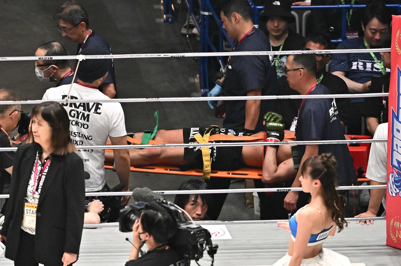 ビクター・コレスニックにTKO負けした岸本篤史は担架で運ばれる（撮影・滝沢徹郎）